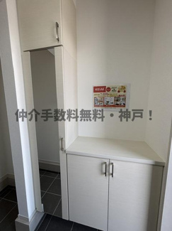 【玄関】 | 明石市日富美町　新築戸建1号棟　仲介手数料無料！ | 収納もある玄関です