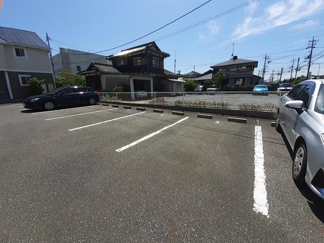宇部市大字妻崎開作のアパートの駐車場