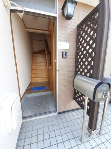 宇部市大字妻崎開作のアパートの玄関