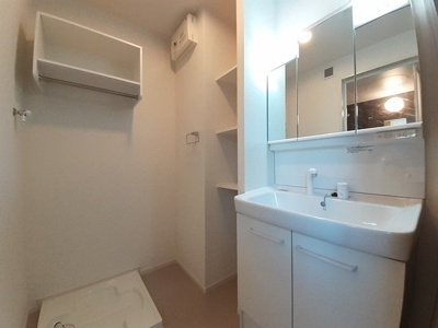 【洗面所】 | レーヴ・フルリールⅢ | 忙しい朝には欠かせない洗面所です