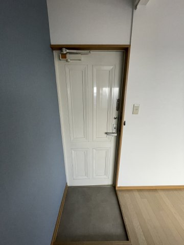 ハネオカハイツの玄関