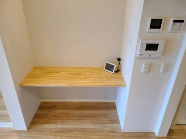 太陽の家のその他|★キッチン横にワークスペースを設置！椅子を置けばデスクとしてもご利用可能★