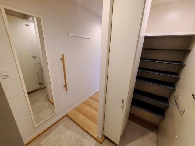 太陽の家の玄関|★広めの玄関スペース・姿鏡を設置しています★