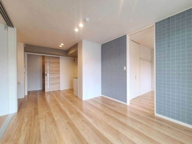 太陽の家の居間・リビング|★各居室にダウンライトを設置・使いやすいフラットフロアータイプの居室です★