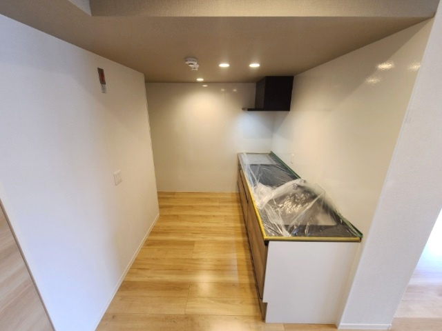 太陽の家のキッチン|★キッチンに冷蔵庫＆カウンターが置ける十分な奥行きあり★