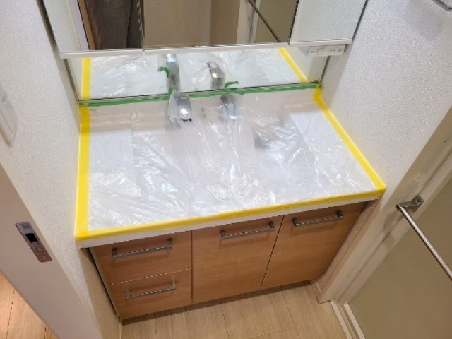 太陽の家の独立洗面台|★３面鏡付き・シャワードレッサー洗面台を設置★