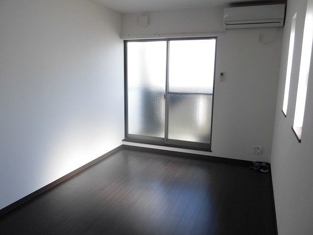 【居間・リビング】 | 白い壁と黒い床が綺麗さを引き立たせるお部屋です。