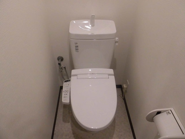 【トイレ】 | ウォシュレット付きのトイレです。