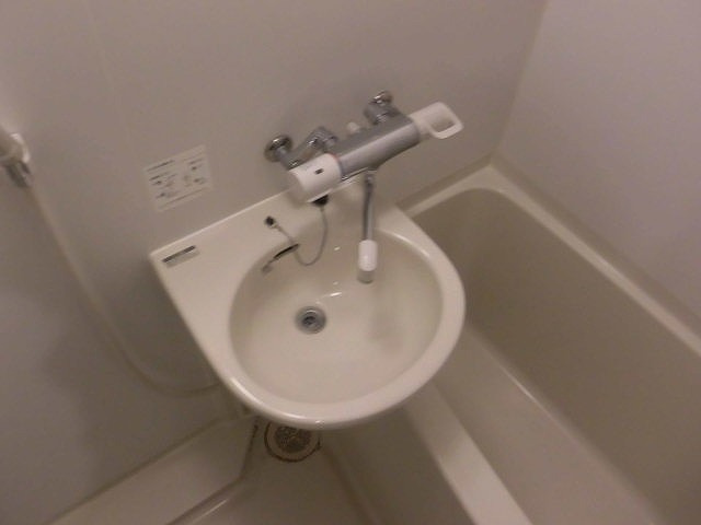 【洗面所】 | 鏡付きの洗面台です。