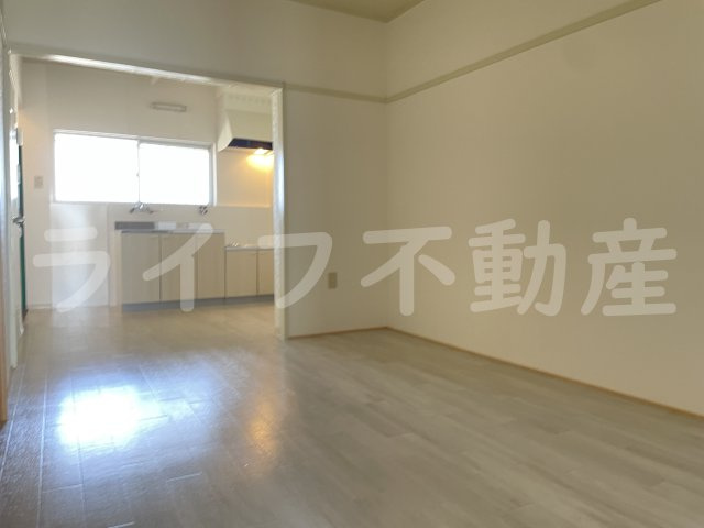 絹笠コーポの居間・リビング|使いやすい居間です