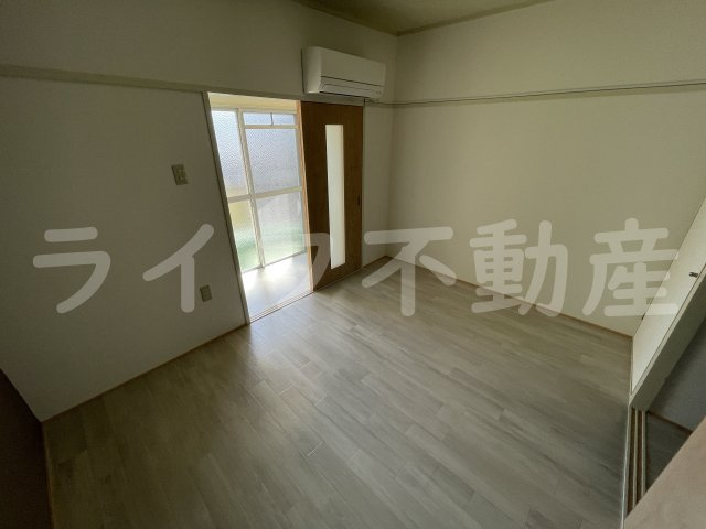 絹笠コーポの洋室|明るい洋室です