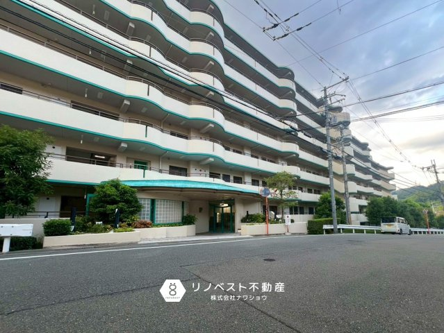 ディオフェルティ石切の外観|白基調の清潔感溢れる8階建てマンションです♪