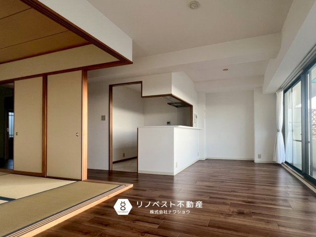 ディオフェルティ石切の居間・リビング|カウンターキッチンからはリビングを見渡せるのでお子様の様子を見ながらお料理もできますね！