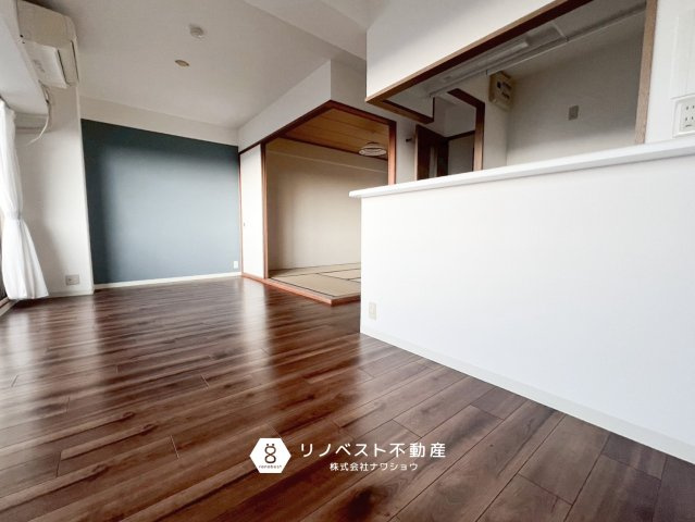 ディオフェルティ石切の居間・リビング|深みのあるブラウンカラーのフローリングで落ち着いた空間になっています。