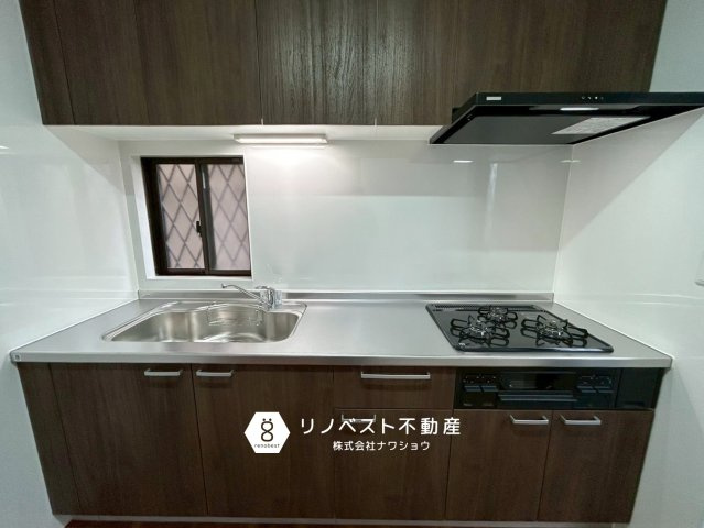 東大阪市新家西町のキッチン|3口コンロで作業効率アップ♪壁付けキッチンで作業に集中できます◎