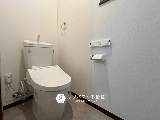 東大阪市新家西町のトイレ|白を基調とした清潔感のあるトイレ。