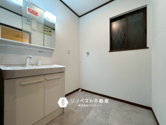 東大阪市新家西町の洗面所|広々とした脱衣スペースもあり、朝の身支度時もスムーズに動けます♪