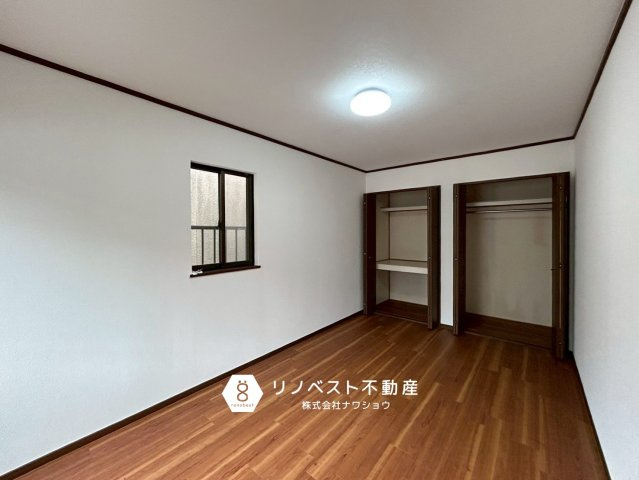 東大阪市新家西町の洋室|全居室にクローゼットが2箇所付いております♪
収納力も高くお部屋の収納家具を減らせます◎