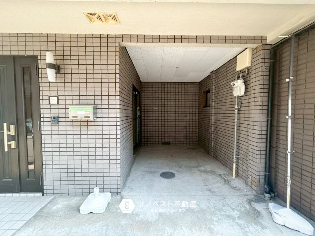 東大阪市長栄寺の駐車場|玄関横に駐車スペースがあるので移動も楽々ですね♪