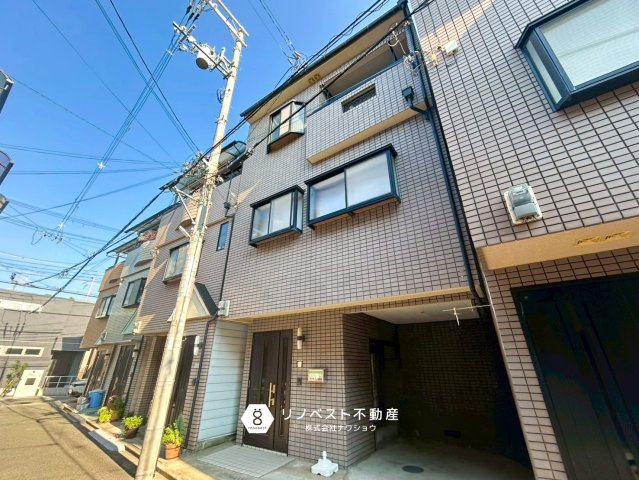 東大阪市長栄寺の外観|玄関横に屋根付きのガレージがあるので雨の日でも安心な中古戸建です♪