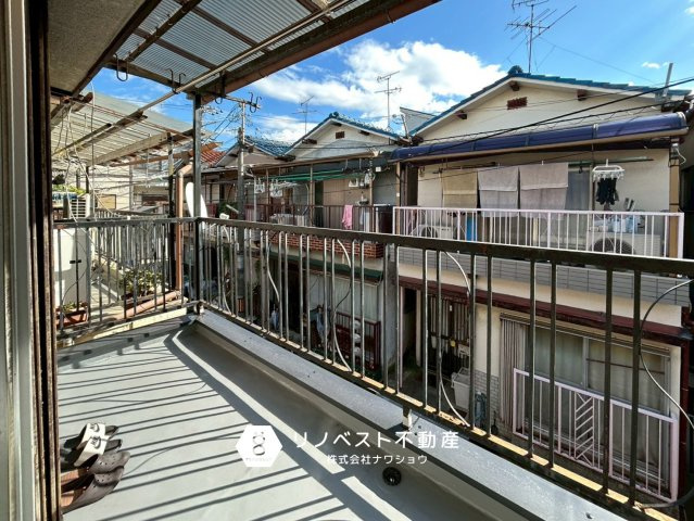 東大阪市若江東町2丁目のバルコニー|広々としたバルコニーなので洗濯物を干す場所には困りません◎
屋根もついているので雨の日でも安心ですね！