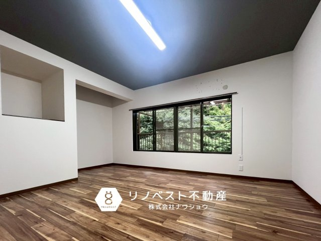 東大阪市山手町の洋室|窓から緑が見え、落ち着く空間です♪自然を感じられて良いですね◎