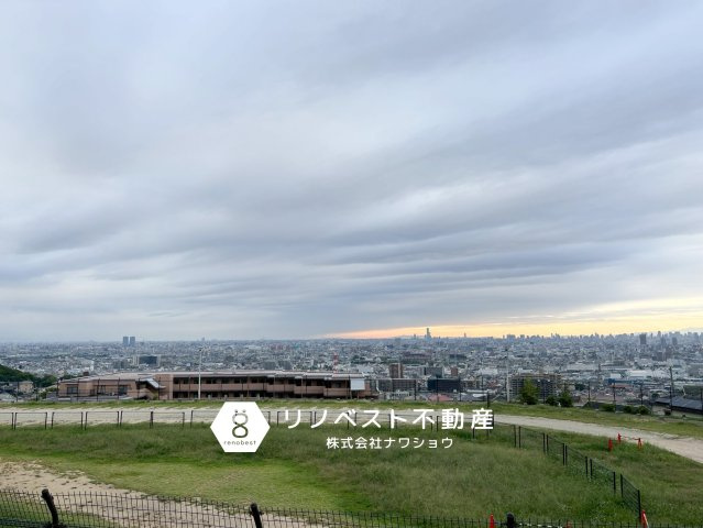 東大阪市山手町中古戸建の周辺|【枚岡公園駐車場】徒歩約4分（約270ｍ）東大阪市の街が一望できます♪