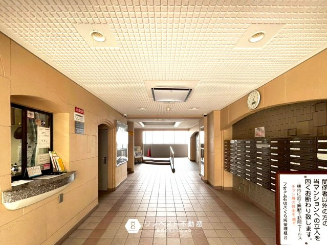 フォルム石切さくら坂のその他共用部分|キレイに清掃されたエントランスです！郵便ポストもあるので不在の時でも安心ですね！