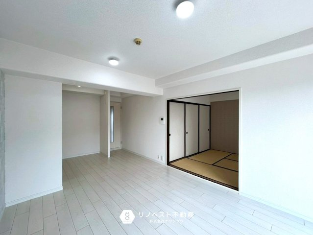 フォルム石切さくら坂の居間・リビング|白基調で清潔感のあるリビングですね！和室の襖を開けておくと一続きの空間としてもお使い頂けます！