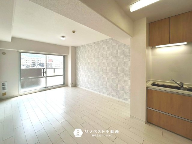 フォルム石切さくら坂のキッチン|柄のある壁紙がアクセントになってオシャレな室内です！キッチンからリビングがすぐなので配膳も楽々です♪