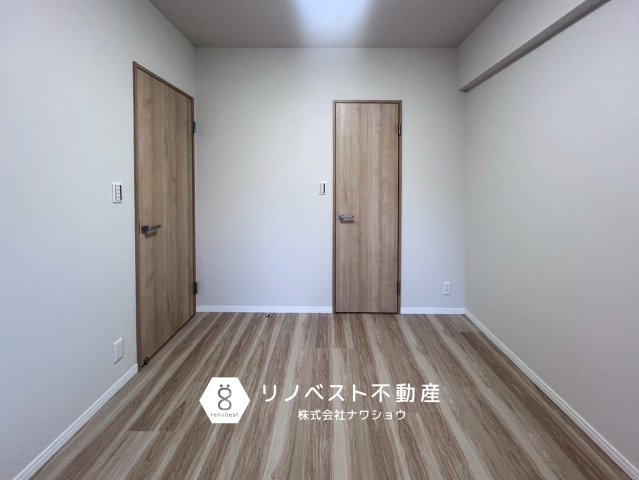 アドリーム石切山手の洋室|約5.0帖の洋室。
ウォークインクローゼット完備で、洋服好きの方におすすめ♪