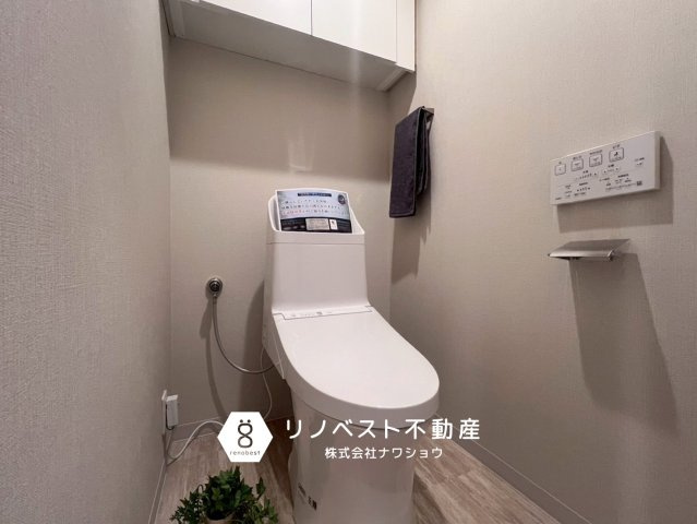 アドリーム石切山手のトイレ|温水洗浄機能付きトイレ。
上部棚付きなので、アメニティやトイレットペーパーもなどもスッキリ収納可能です◎