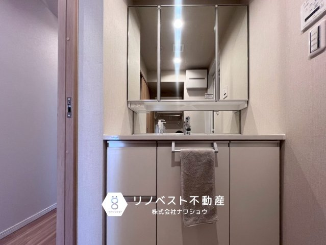 アドリーム石切山手の独立洗面台|三面鏡付き独立洗面台。
手元部分に鏡が付いているのも嬉しいポイントです◎