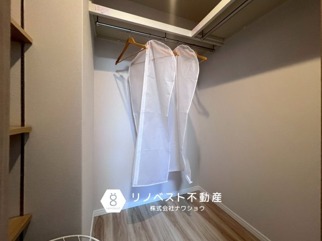 アドリーム石切山手の収納|収納棚付きウォークインクローゼット。
キャリーケースなどの大きな荷物もしっかり収納できます◎