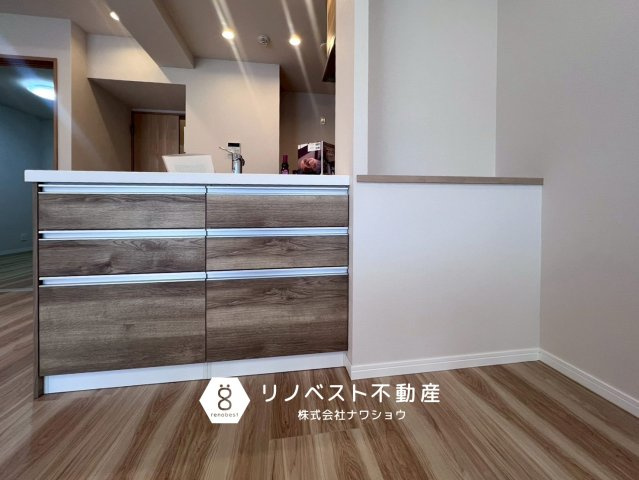 アドリーム石切山手の収納|カウンターキッチン裏の収納は、ダイニングで使う食器類の収納などに便利です◎
ニッチには家族写真などを飾っても素敵ですね◎