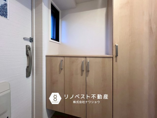 アドリーム石切山手の収納|家族全員分の靴が収納できるシューズボックス。
木目調で温かみも感じます◎