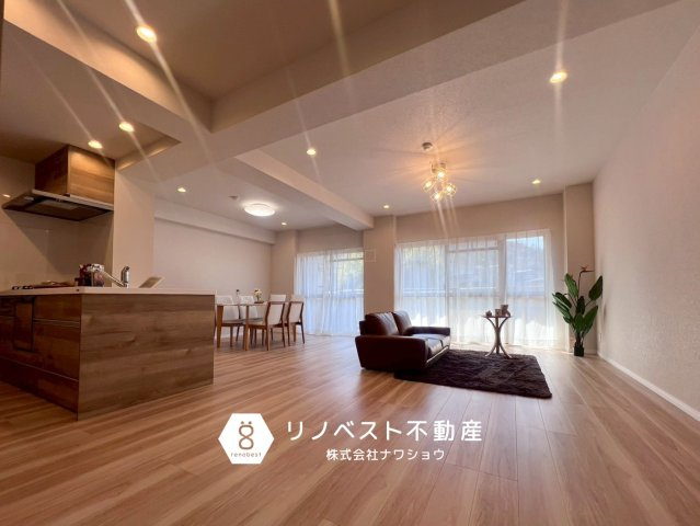 アドリーム石切山手の居間・リビング|約22.1帖のLDK！
南東向きで陽当たりが良く、開放的な空間が魅力的ですね◎