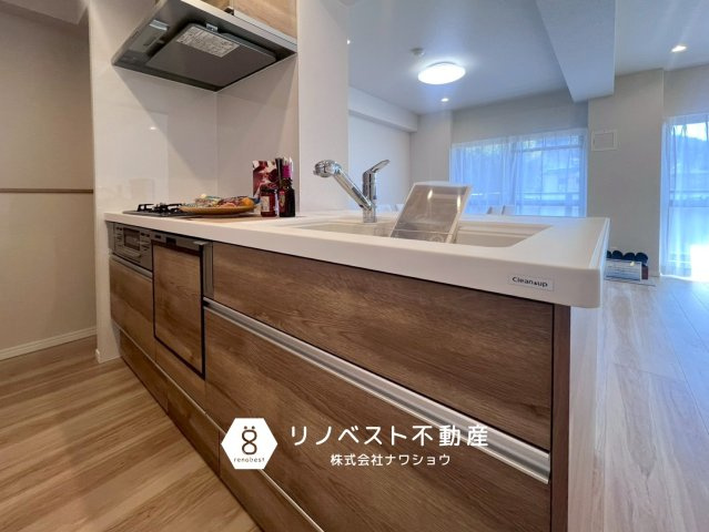 アドリーム石切山手のキッチン|作業スペースの広いフラットタイプのシステムキッチンを採用◎
大きな調理器具も収納できる、大容量の引き出しも便利です。