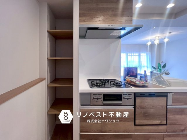 アドリーム石切山手の収納|調味料や食品のストック収納に便利な棚付き◎
扉はついていないので、出し入れしやすいのもおすすめPOINT！