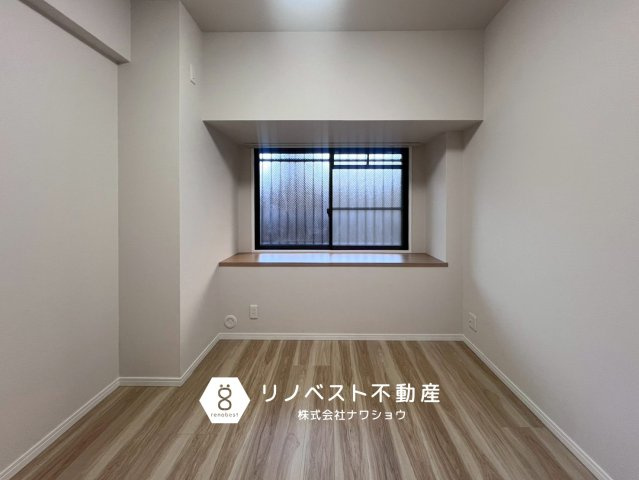 アドリーム石切山手の洋室|出窓のため、お好みのインテリアを飾れるスペースがございます◎
お気に入りの写真などを飾っても素敵ですね♪