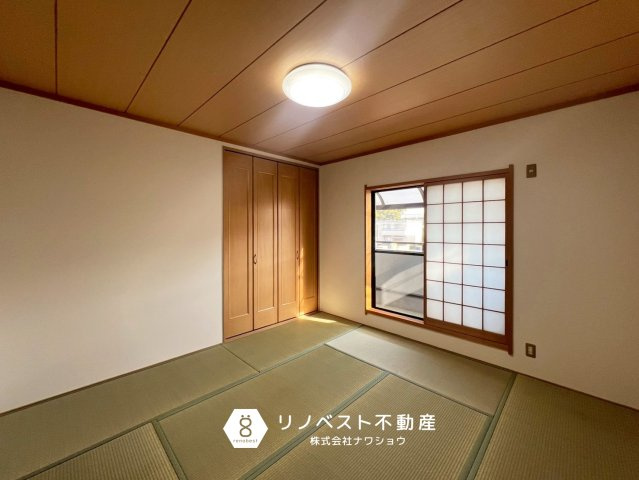 東大阪市金岡２丁目の和室|約8帖の和室。
バルコニーに面しており、陽当たり良好です◎