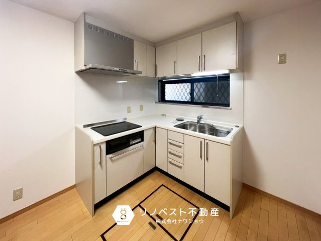 東大阪市金岡２丁目のキッチン|キッチン収納もたくさんございます。
L字キッチンで作業動線も楽々♪