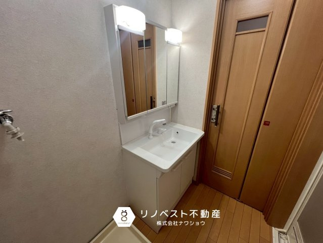 東大阪市金岡２丁目の独立洗面台|三面鏡付き独立洗面台完備。
隣には洗濯パンもございます◎