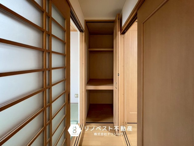 東大阪市金岡２丁目の収納|2階廊下にある収納。
日用品のストックや掃除機などの家電の収納にも便利◎