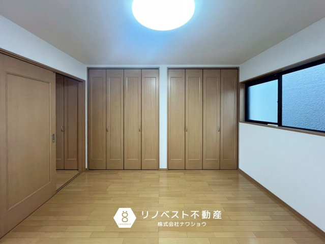 東大阪市金岡２丁目の収納|壁一面の収納は、アウターをはじめとした洋服の収納に最適◎