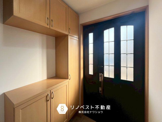東大阪市金岡２丁目の玄関|大容量のシューズボックス完備。
使用頻度によって上下で使い分けも可能です◎
