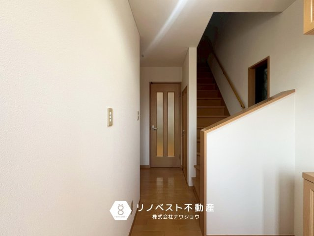 東大阪市金岡２丁目の内装|玄関入ってすぐに階段がございます◎