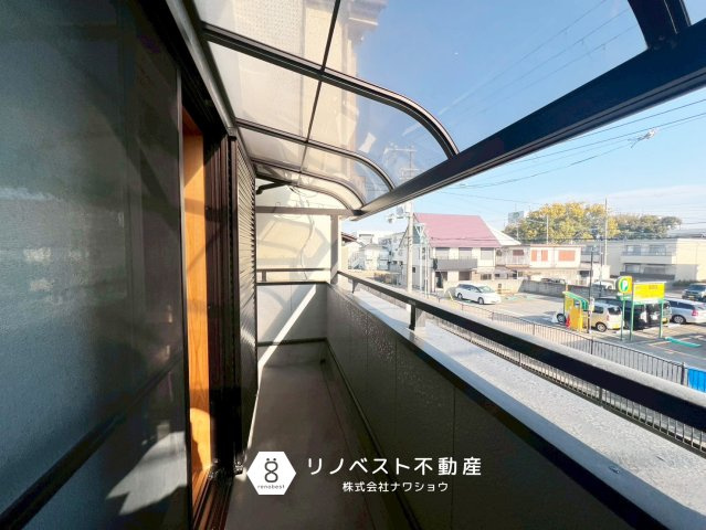 東大阪市金岡２丁目のバルコニー|屋根付きのバルコニーは雨の日の洗濯物も安心して干せます◎