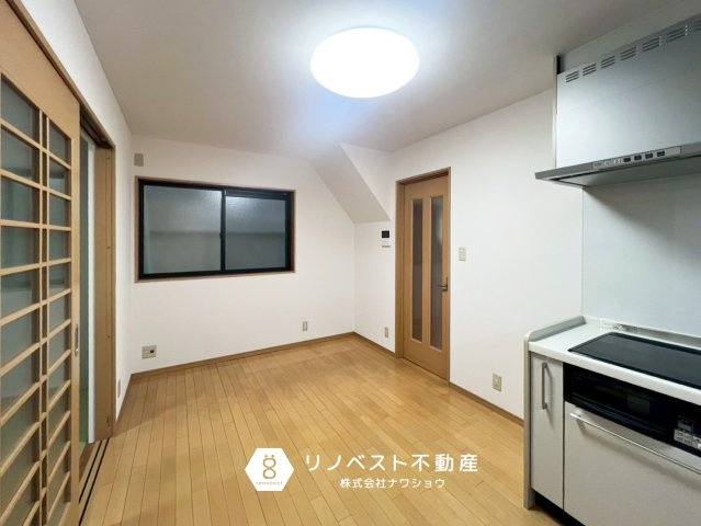 東大阪市金岡２丁目のキッチン|ダイニングスペースの一部は下がり天井になっています。