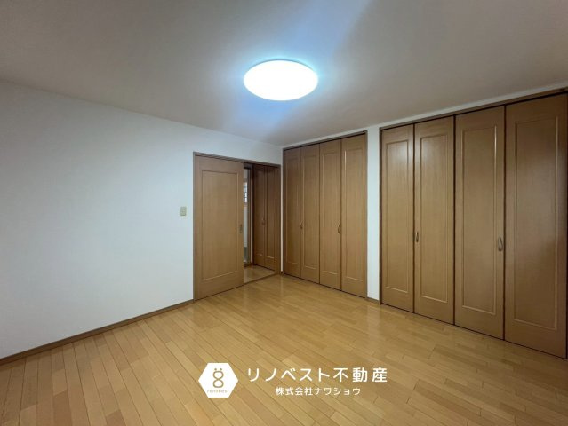 東大阪市金岡２丁目の洋室|大容量のクローゼットが2つございます。
用途によって使い分け可能です◎